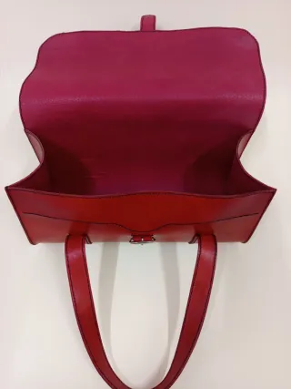 Bolso de mano de cuero rojo