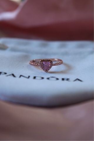 Anillo corazón rosa pandora