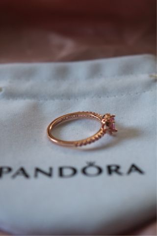 Anillo corazón rosa pandora