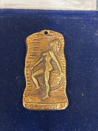 Ciondolo in ottone con figura femminile