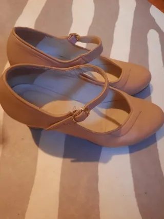 Zapatos de flamenco beige