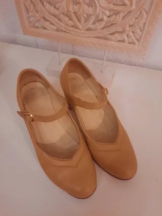 Zapatos de flamenco beige
