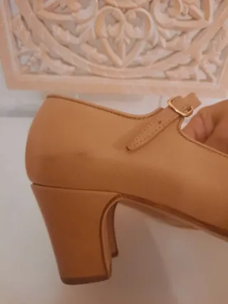 Zapatos de flamenco beige
