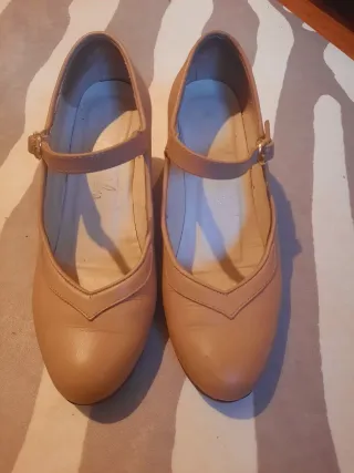 Zapatos de flamenco beige