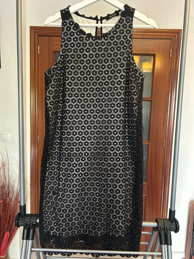 Vestido de encaje floral negro y forro blanco