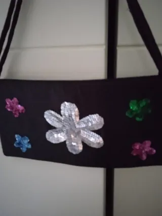 Bolso negro pequeño con flores