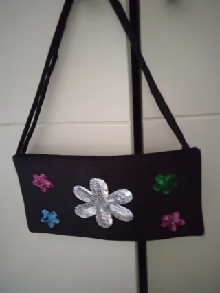 Bolso negro pequeño con flores