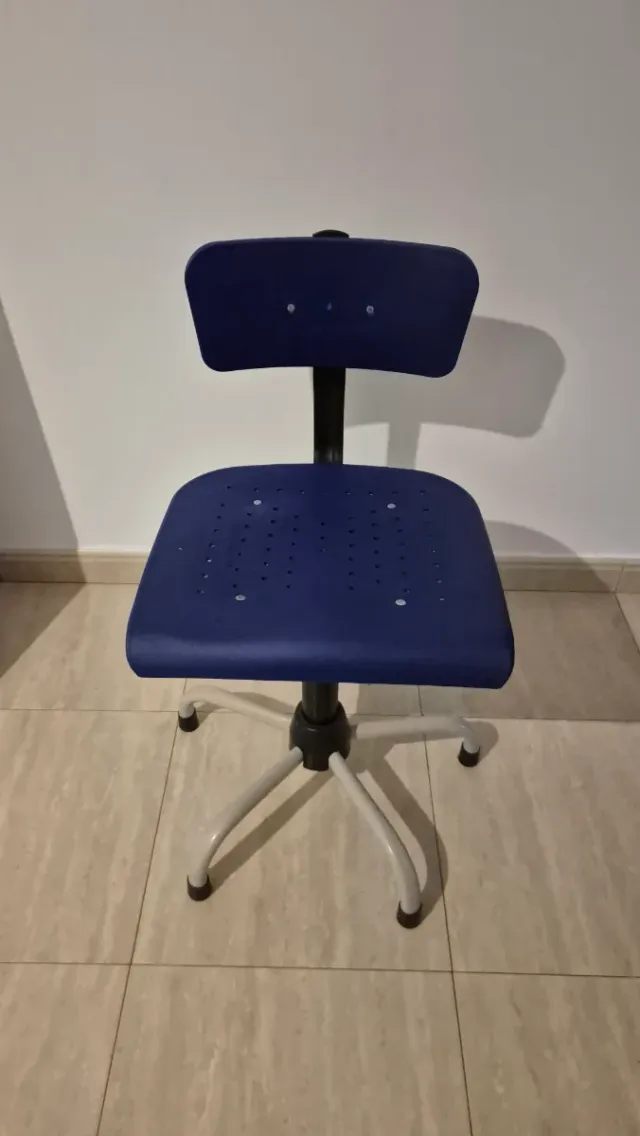 Silla ergonómica de costura azul
