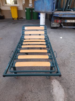 Cama geriátrica con somier de láminas