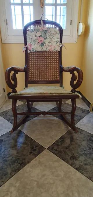 Sillón y mecedora de madera y mimbre