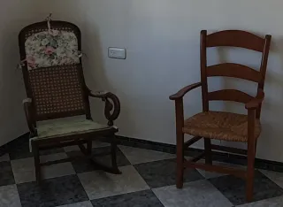 Sillón y mecedora de madera y mimbre