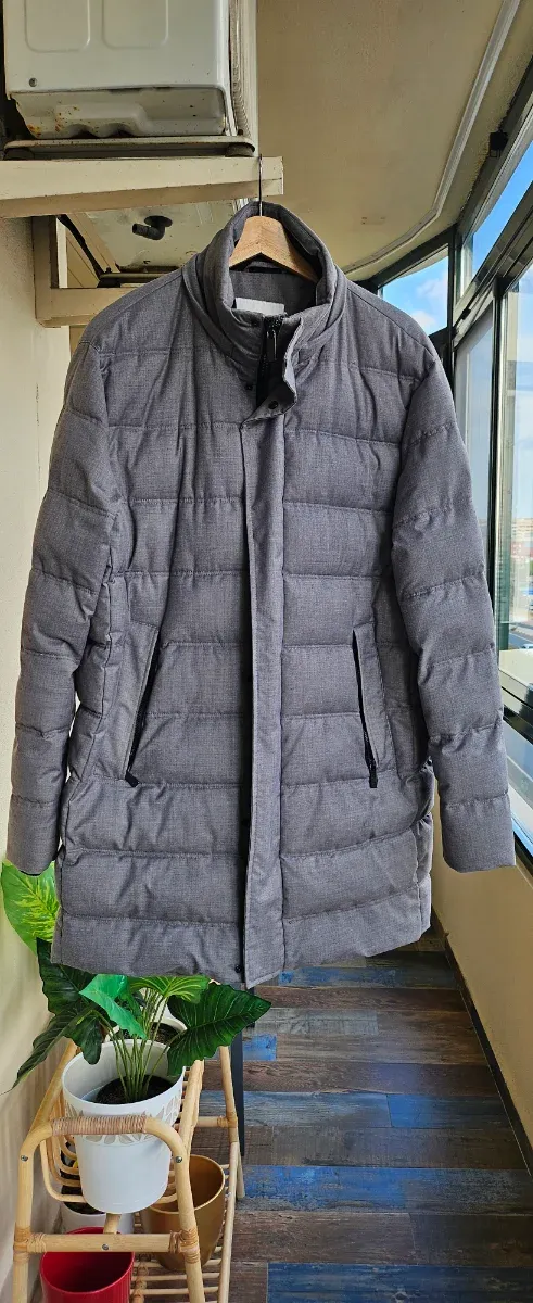 Piumino da uomo grigio Zara. Fa molto caldo. Poco uso