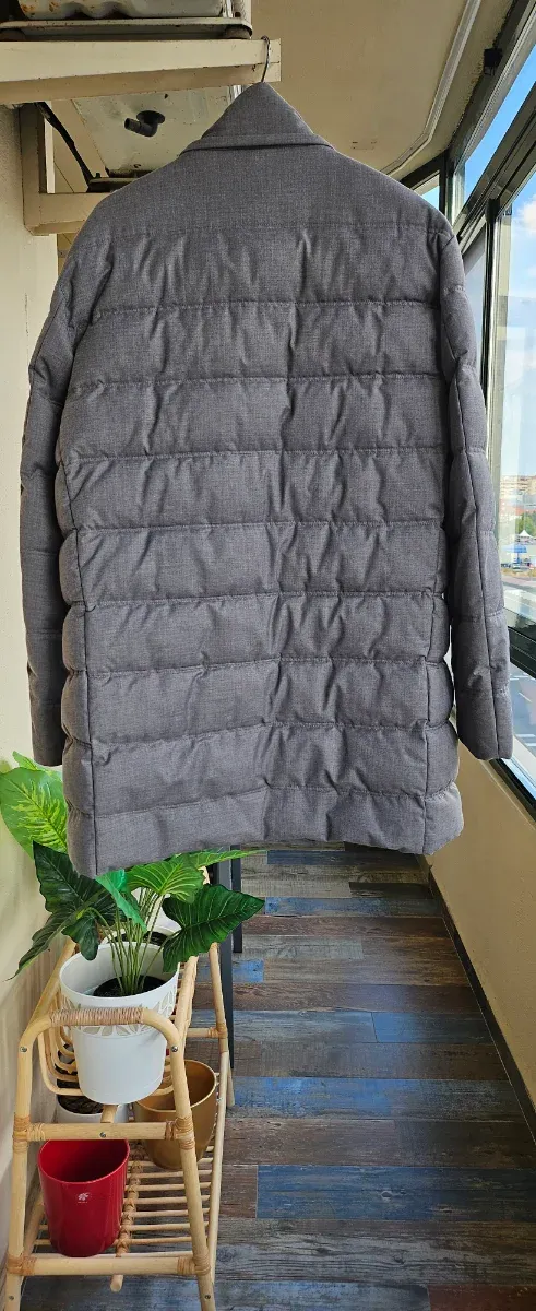 Piumino da uomo grigio Zara. Fa molto caldo. Poco uso