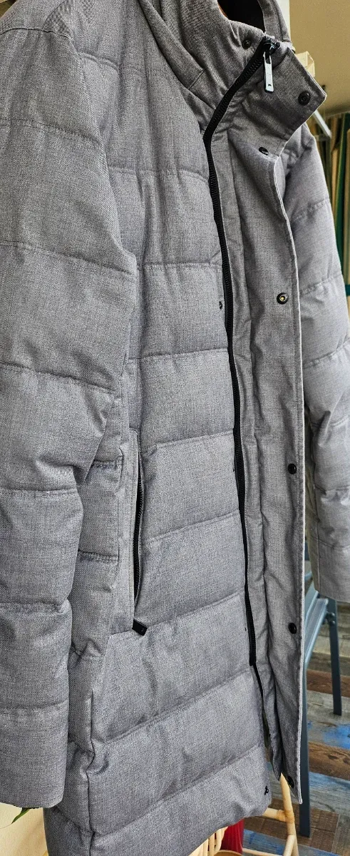 Piumino da uomo grigio Zara. Fa molto caldo. Poco uso