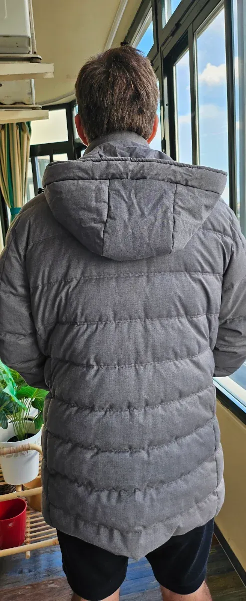 Piumino da uomo grigio Zara. Fa molto caldo. Poco uso