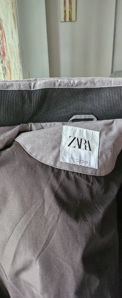 Piumino da uomo grigio Zara. Fa molto caldo. Poco uso