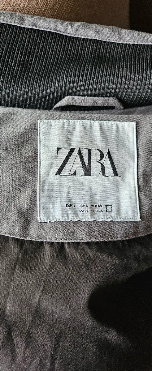 Piumino da uomo grigio Zara. Fa molto caldo. Poco uso