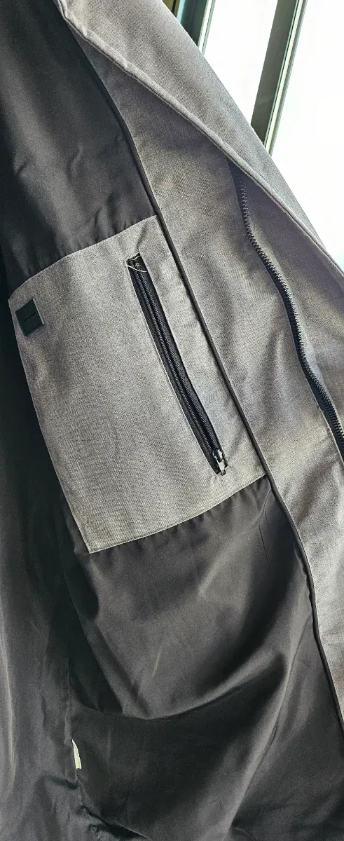 Piumino da uomo grigio Zara. Fa molto caldo. Poco uso