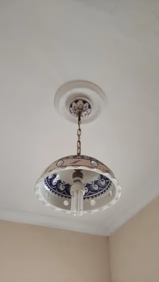 Lámpara cerámica azul y blanca