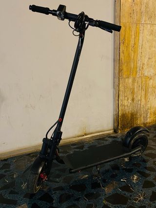Patinete eléctrico negro