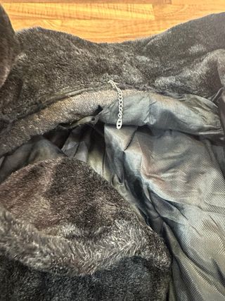 Abrigo negro pelo sintético