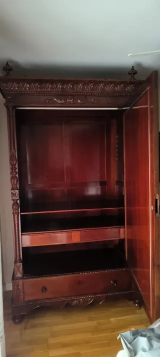 Armario de caoba antiguo con espejo