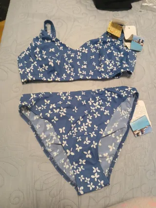 Bikini azul con estampado floral blanco