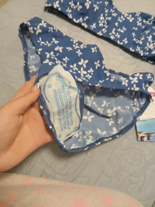Bikini azul con estampado floral blanco