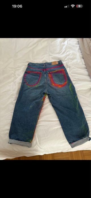 Pantalón vaquero intervenido a mano