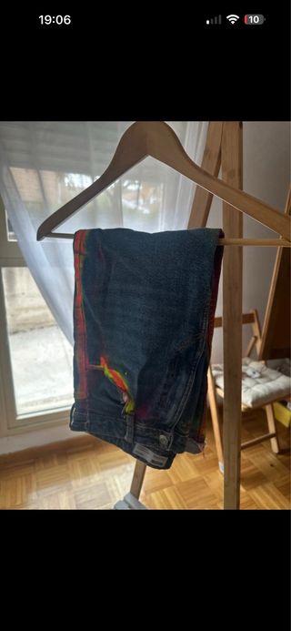 Pantalón vaquero intervenido a mano