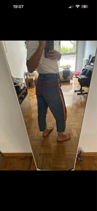 Pantalón vaquero intervenido a mano