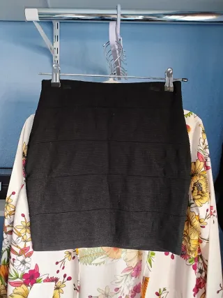 Falda corta negra elástica