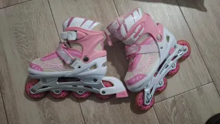 Patines en línea rosas y blancos