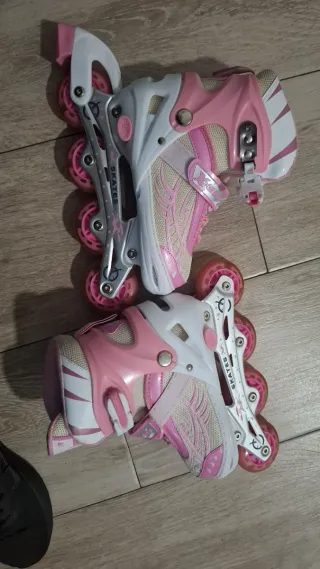 Patines en línea rosas y blancos