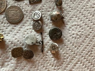 Lote variado de monedas y abalorios 