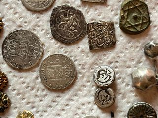 Lote variado de monedas y abalorios 
