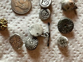 Lote variado de monedas y abalorios 
