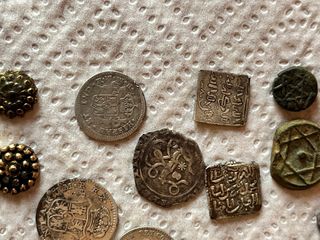Lote variado de monedas y abalorios 
