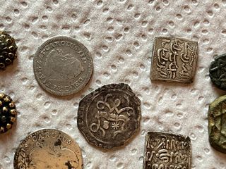 Lote variado de monedas y abalorios 