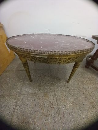 Mesa antigua de salón con mármol