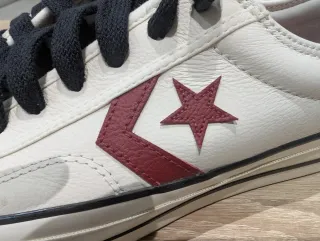 Converse Blancas con Estrella Roja