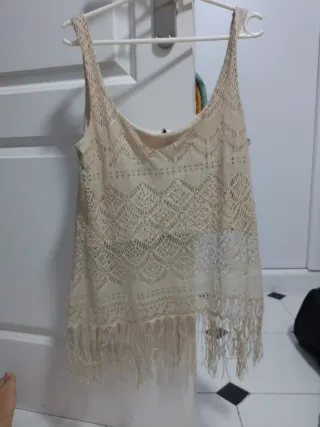 Camiseta calada beige con flecos