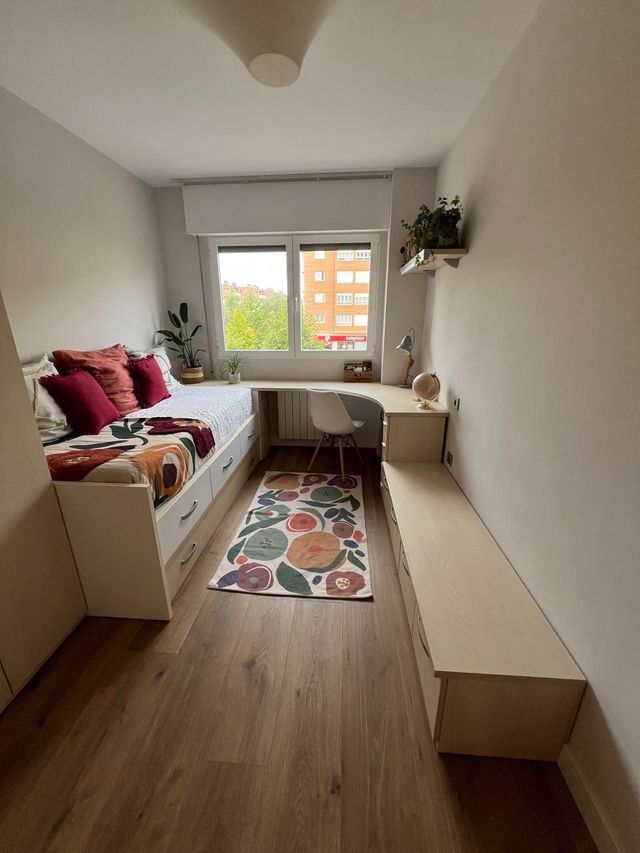 Escritorio juvenil curvo con mueble cajonera.