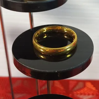 Anillo metalizado dorado.