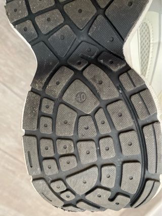 Zapatillas deportivas grises y blancas