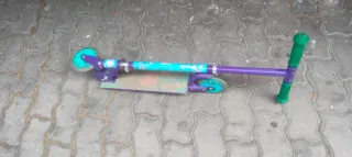 Patinete morado y verde