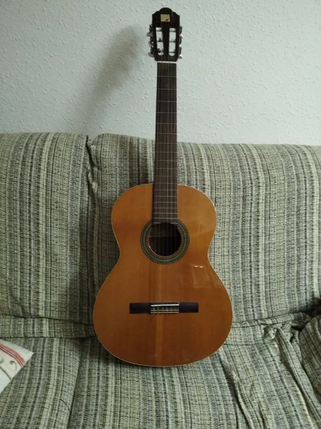 Guitarra Española Clásica marca Alhambra 




Un u