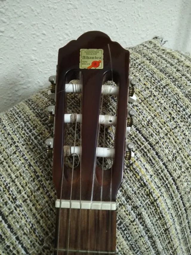 Guitarra Española Clásica marca Alhambra 




Un u