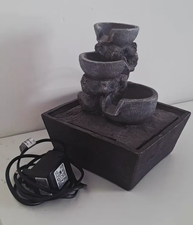 Fuente de agua decorativa con luz