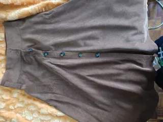 Falda elegante marrón con botones